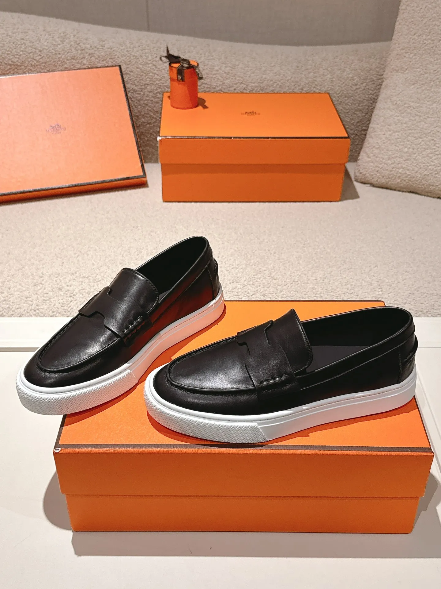 Men's men's shoes P620! Hermes# Thick Sole Couple Loafers These lace-up free sneakers in calfskin and washed denim feature signature "H" details. The design is simple and smooth, creating a fashionable urban look. It is comfortable and versatile. H family classics are not outdated, and the delivery counter is beautifully packaged🛍📦 Fabric: Original customized washed denim/first-layer cowhide Lining: Imported soft sheepskin Sole: Original open-molded anti-slip TPU material Size: 35-45